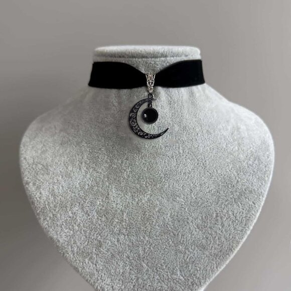 Gothic Moon Jewelry Set Black Velvet Necklace Earrings Costume Accessory - Picture 7 of 7